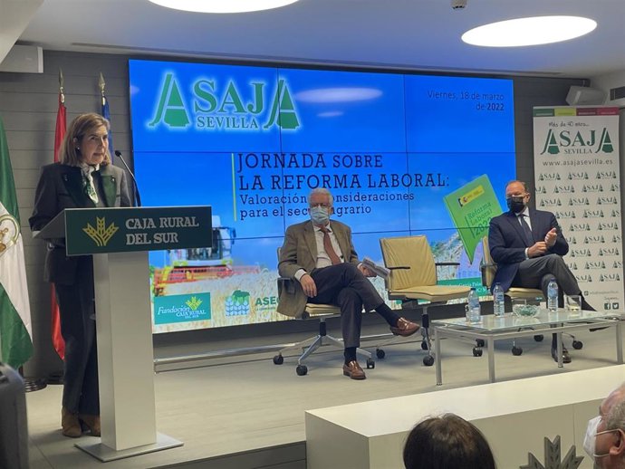 Inauguración de la jornada sobre los efectos de la reforma laboral, organizada por Asaja Sevilla.