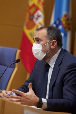 El conselleiro de Sanidade, Julio García Comesaña, en rueda de prensa.