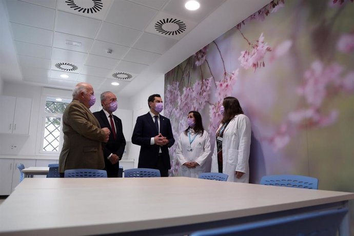 El presidente de la Junta de Andalucía, Juanma Moreno, (c) inaugura la nueva Unidad de Trastornos de la Conducta Alimentaria del Hospital Regional