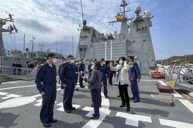 La ministra de Defensa, Margarita Robles, en su visita en Creta a los buques de la Armada integrados en las agrupaciones navales permanentes de la OTAN