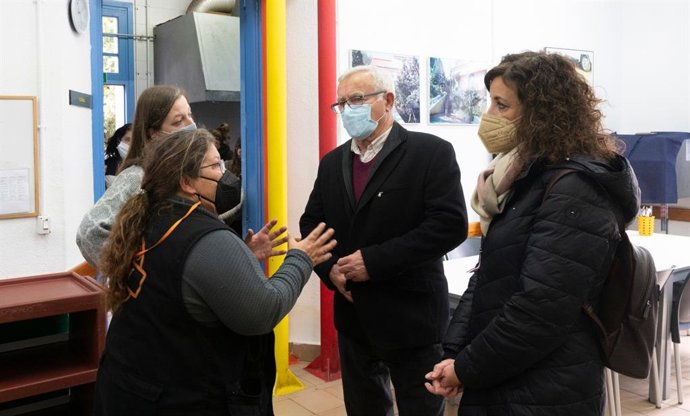 El alcalde de Valncia, Joan Ribó, y la concejala de Cooperación al Desarrollo y Migración en la ciudad, Maite Ibáñez, durante la visita a las personas acogidas procedentes de Ucrania en el Casal d'Acollida de Rocafort (Valencia).