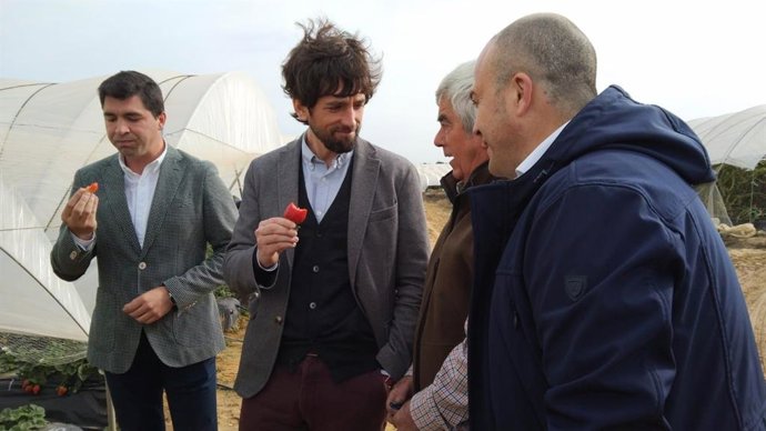 El europarlamentario de Ciudadanos (Cs) Adrián Vázquez en su visita a Freson de Palos (Huelva).