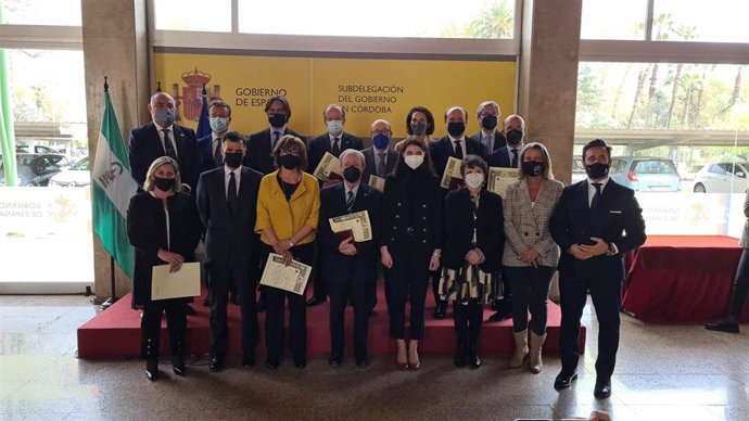 La ministra Pila Llop entrega al rector de la UPO, Francisco Oliva, la Cruz de San Raimundo de Peñafort.