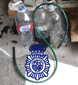 Garrafas empleadas por el detenido para guardar el gasoil.