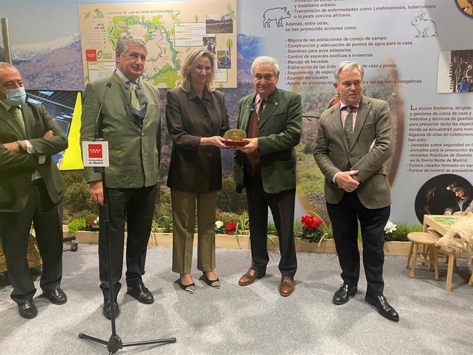 La consejera de Medio Ambiente, Vivienda y Agricultura, Paloma Martín, durante su visita a la novena edición de la Feria Cinegética que se celebra en Ifema
