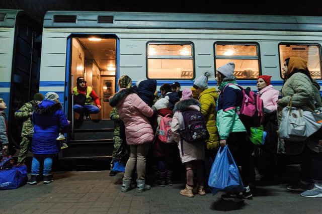 Personas esperando a subir en el tren de Lviv (Ucrania) para llegar a Polonia