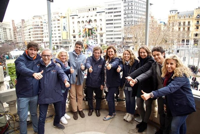 El alcalde de Madrid, José Luis Martínez Almeida, en el balcón del Ayuntamiento junto a miembros del PPCV antes de ver la 'masclet'