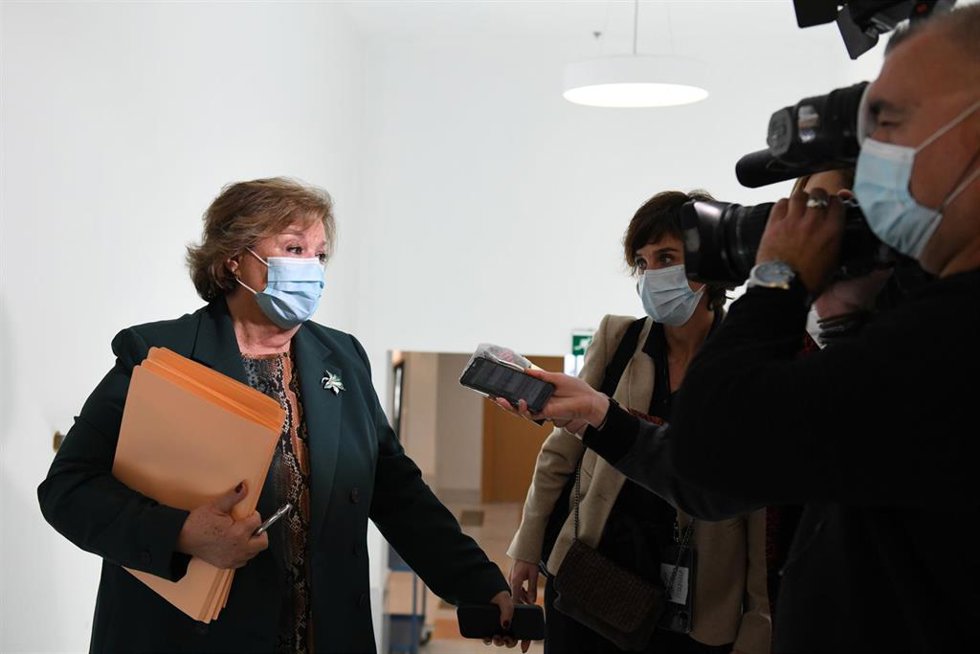 La presidenta del Tribunal de Cuentas, Enriqueta Chicano, ofrece declaraciones a los medios a su llegada a la Comisión Mixta para las Relaciones con el Tribunal de Cuentas, en el Congreso de los Diputados, a 28 de febrero de 2022, en Madrid (España). Du