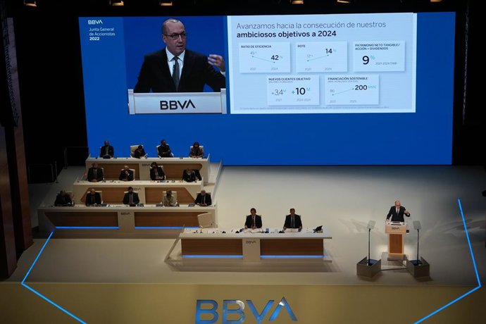 El consejero delegado de BBVA, Onur Gen, interviene en la Junta General de Accionistas de BBVA, en el Palacio de Euskalduna, a 18 de marzo de 2022, en Bilbao, Euskadi (España). 