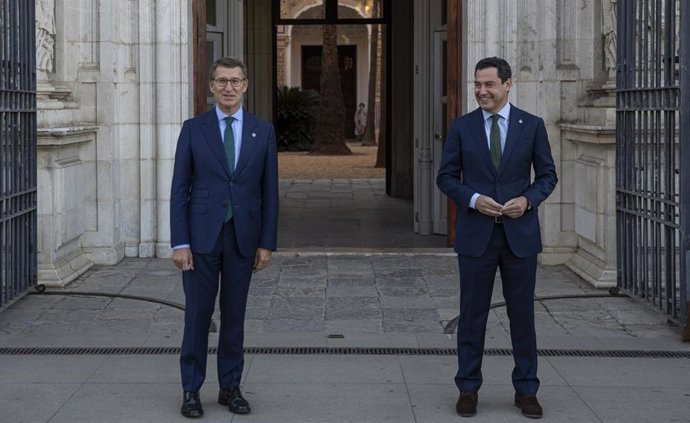 Archivo - Juanma Moreno (d) y Alberto Núñez Feijóo 