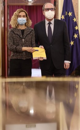 La presidenta del Congreso de los Diputados, Meritxell Batet, y el defensor del Pueblo, Ángel Gabilondo, durante el acto en el que Batet ha recibido el Informe Anual de 2021 del Defensor del Pueblo en el Salón de Pasos Perdidos del Congreso de los Diput