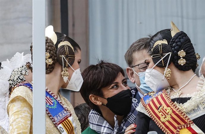 La ministra de Política Territorial y portavoz del Gobierno, Isabel Rodríguez, charla con unas falleras, durante la mascletá, en la Plaza del Ayuntamiento, a 18 de marzo de 2022, en Valncia. 