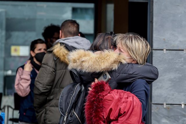 Dos mujeres ucranianas se abrazan a su llegada al Centro de Recepción, Atención y Derivación de acogida de desplazados de Ucrania, a 18 de marzo de 2022, en Pozuelo de Alarcón, Madrid (España).