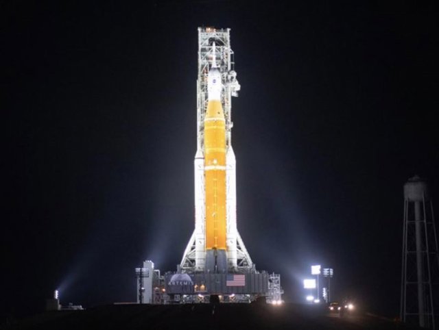 Cohete SLS en la plataforma de lanzamiento del Centro Espacial Kennedy