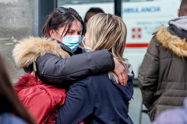 Dos mujeres ucranianas se abrazan a su llegada al Centro de Recepción, Atención y Derivación de acogida de desplazados de Ucrania, a 18 de marzo de 2022, en Pozuelo de Alarcón, Madrid (España).