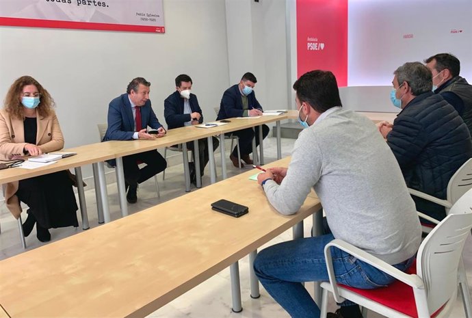 Javier Fernández con los agricultores