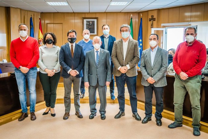 Reunión de alcaldes del Poniente de Almería para abordar el precio del agua desalada de consumo.