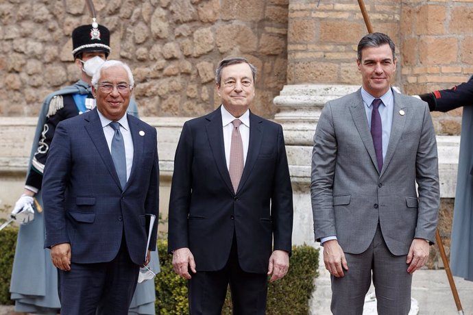 El presidente del Gobierno, Pedro Sánchez, junto a los primeros ministros de Italia y Portugal, Mario Draghi y Antonio Costa.