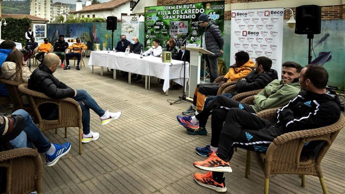 El consejero de Industria, Turismo, Innovación, Transporte y Comercio, Javier López Marcano, presenta en rueda de prensa la XIX edición de los 10 kilómetros de Laredo.