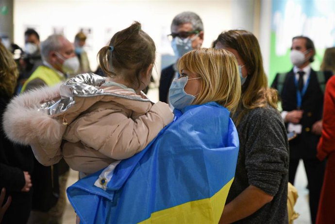 Refugiados ucranianos son recibidos por sus familias de acogida,  a su llegada al aeropuerto de Manises (archivo)