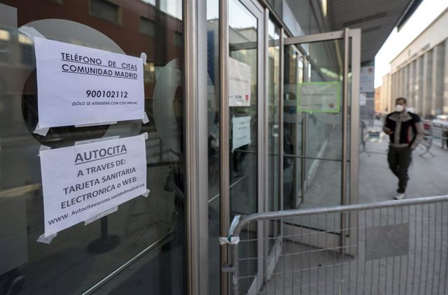 Archivo - Un hombre acude a vacunrse contra el Covid-19, en el WiZink Center