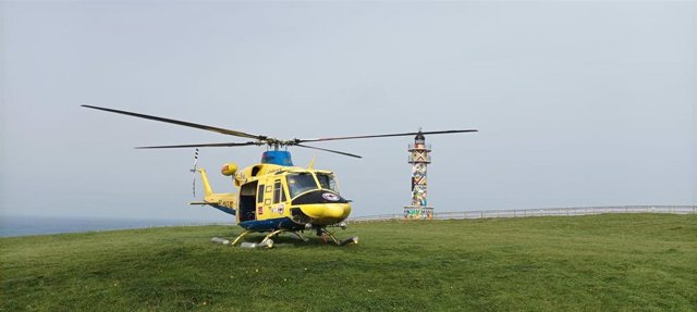 El helicóptero del Gobierno de Cantabria rescata a un pescador herido grave que se cayó a las rocas en Cabo de Ajo.