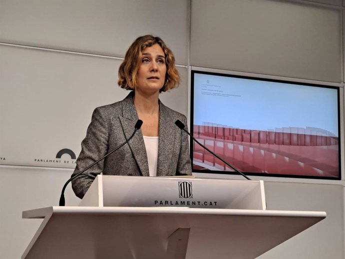 La líder de los comuns en el Parlament, Jéssica Albiach, en rueda de prensa.