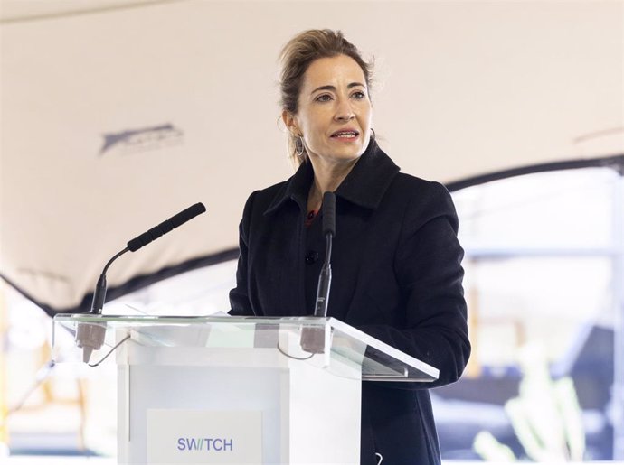 La ministra de Transporte, Raquel Sánchez, interviene durante la puesta de la primera piedra de la planta de Switch Mobility, en Valladolid. 