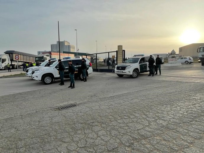 Agentes de la Guardia Civil en el dispositivo para garantizar el funcionamiento de la cadena alimentaria, con camiones, ante la huelga del sector de transportes.