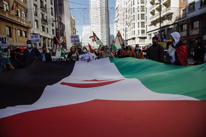 Archivo - Asistentes con una bandera en una manifestación de apoyo a la autodeterminación del Sáhara Occidental en Madrid