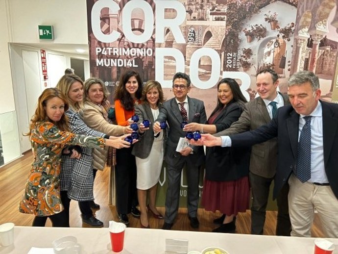 Amo (tercera por la dcha.) en la celebración del Concurso Internacional Evooleum Top 100.