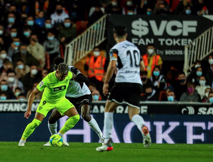 Archivo - Lucas Boye pelea con Mouctar Diakhaby durante el Valencia-Elche de LaLiga Santander 2021-2022