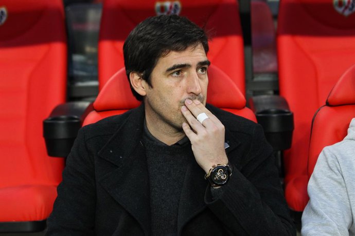 Archivo - Andoni Iraola, head coach of Rayo Vallecano looks on during the Spanish League, La Liga Santander, football match played between Rayo Vallecano and CA Osasuna at Vallecas stadium on February 12, 2022, in Madrid, Spain.