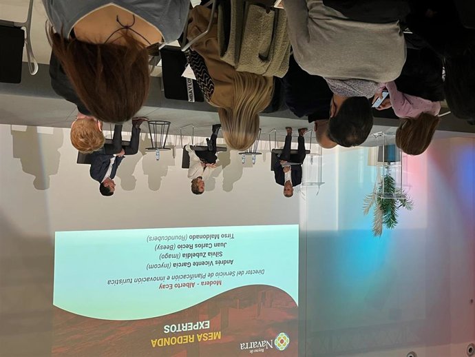 El director del Servicio de Planificación e Innovación Turística la Dirección General de Turismo, Alberto Ecay con las y los participantes en la presentación de la nueva edición del Laboratorio de Transformación Digital Turístico.