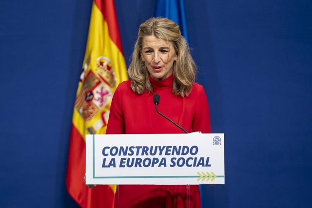 La vicepresidenta segunda y ministra de Trabajo y Economía Social, Yolanda Díaz, comparece tras la reunión con sus homólogos de Portugal y de Italia, en el Ministerio de Trabajo, a 17 de marzo de 2022, en Madrid (España).