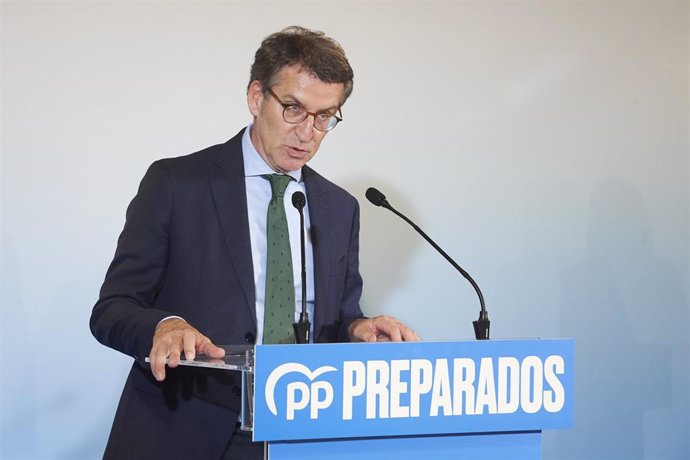 El candidato a liderar el PP y presidente de la Xunta de Galicia, Alberto Núñez Feijóo, interviene durante un acto celebrado para exponer su proyecto político, en Hotel Santemar, a 17 de marzo de 2022, en Santander, Cantabria (España).