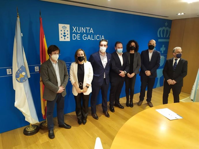 La conselleira de Infraestruturas e Mobilidade, Ethel Vázquez, con reperesentantes de la patronal de la construcción