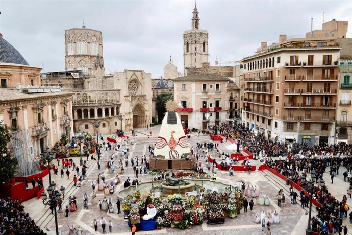 Un ave fénix en el manto de la Geperudeta simboliza el renacer tras "todo lo vivido en la pandemia"
