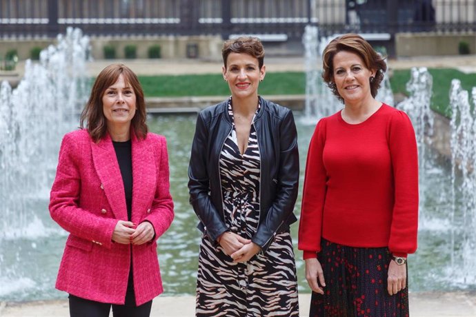 La presidenta del Gobierno de Navarra, María Chivite (c), ha recibido este viernes en el Palacio de Navarra a las expresidentas Uxue Barkos (I) y Yolanda Barcina.