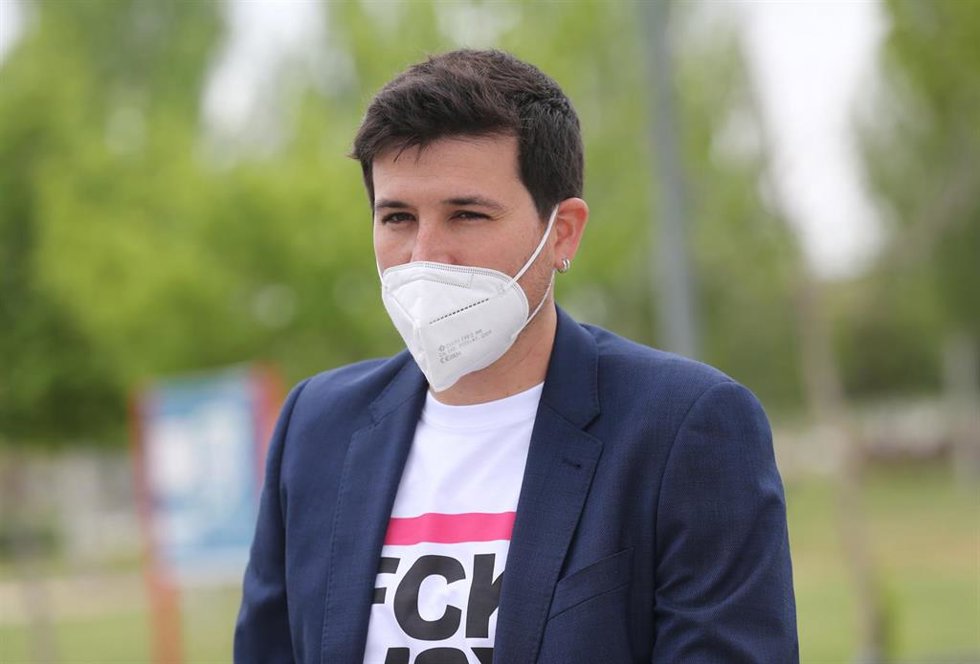 Archivo - El candidato a la Asamblea por Más País, Pablo Gómez Perpiny posa durante su visita el campus de Fuenlabrada en la Universidad Rey Juan Carlos a 8 de abril de 2021, en Madrid (España). El encuentro se produce después de una reunión de los can