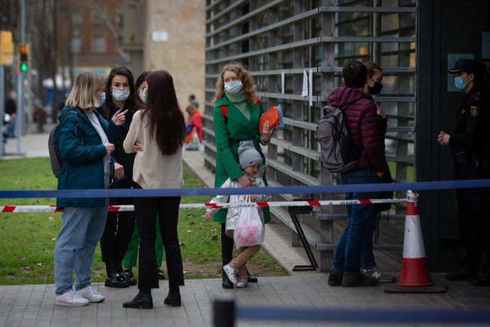 Un grupo de refugiados ucranianos esperan para iniciar los trámites necesarios tras su llegada a España.- Archivo