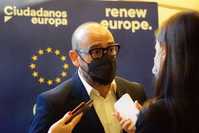El eurodiputado de Cs Jordi Cañas durante sus declaraciones a la prensa.