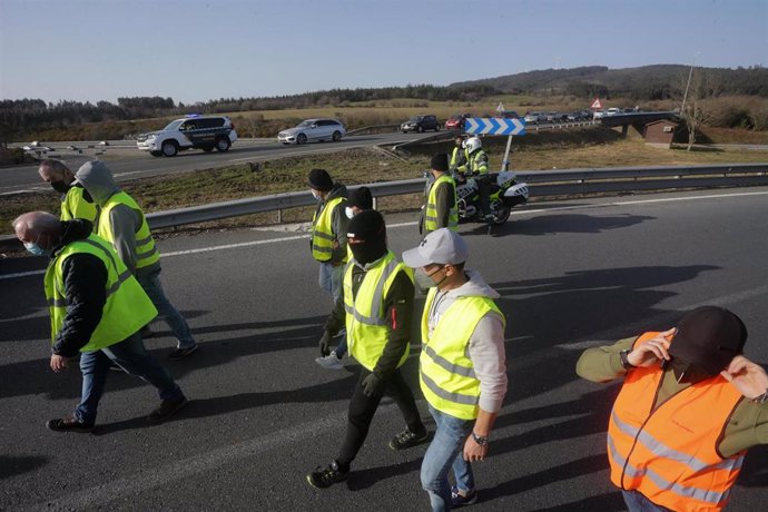 Los piquetes en la carretera para cortar la A-6 en ambos sentidos a la altura de Guitiriz, a 18 de marzo de 2022, en Guitiriz, Lugo, Galicia (España)