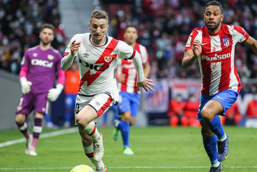 Archivo - Ivan Balliu y Renan Lodi pelean por un balón en el Atlético-Rayo Vallecano de LaLiga Santander 2021-2022