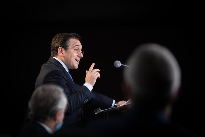 El ministro de Asuntos Exteriores, Unión Europea y Cooperación, José Manuel Albares, interviene en la conferencia 'La ambición global de una ciudad de escala humana', en el Cercle d'Economia, a 18 de marzo de 2022, en Barcelona, Catalunya (España). Dura