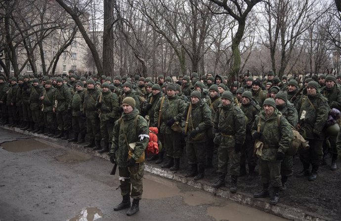 Milicianos de la República Popular de Luhansk son vistos en un punto de movilización en Luhansk, República Popular de Luhansk (LPR): 665260851, Licencia: Derechos gestionados, Restricciones: , Liberación de modelo: no, Línea de crédito: Valery Melnikov 