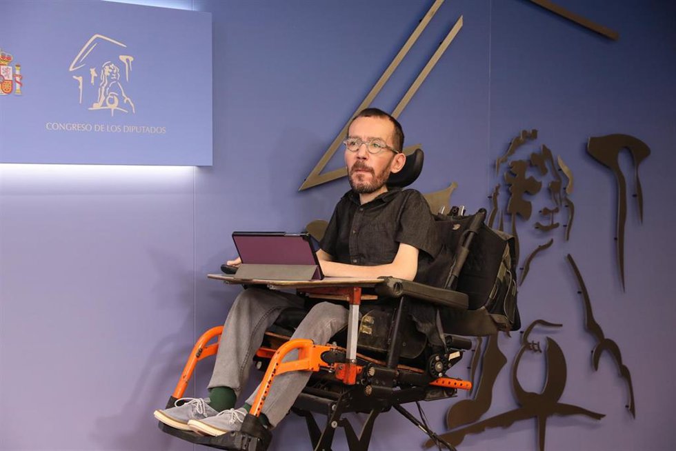 El portavoz de Unidas Podemos en el Congreso, Pablo Echenique, ofrece una rueda de prensa después de participar en la Junta de Portavoces en el Congreso de los Diputados, a 15 de marzo de 2022, en Madrid (España).