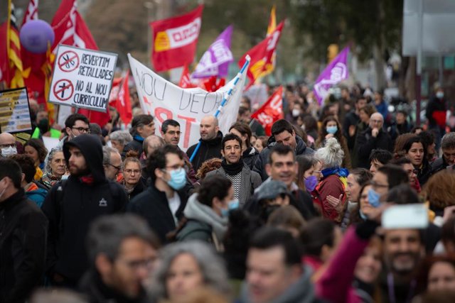 Los sindicatos aceptan el encuentro con educación y piden "sugerencias claras" deshacer cortes Varios manifestantes con pancartas y banderas sindicales marchan desde la estación de tren de Sants en Barcelona, Cataluña, España, en el segundo día de la huelga estudiantil de Cataluña el 16 de marzo de 2022.