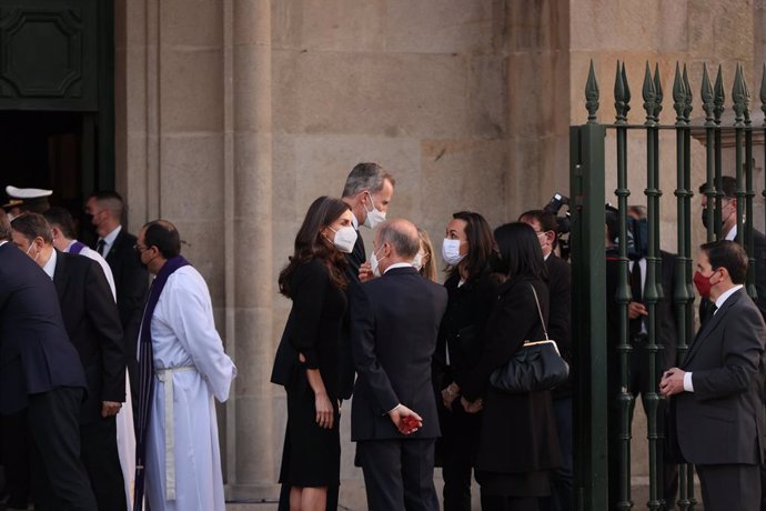 El Rey Felipe VI (2i) y la Reina Letizia (i), a su salida después de presidir el funeral en memoria de las víctimas fallecidas en el hundimiento del pesquero gallego Villa de Pitanxo, en aguas canadienses, en el Templo Novo de Santa María do Porto, a 
