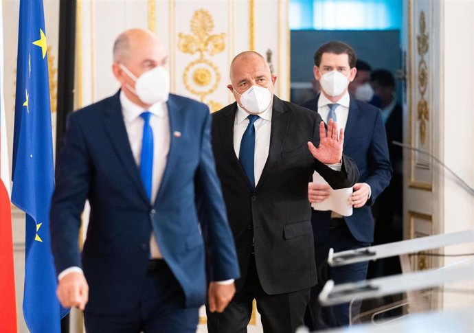 Archivo - El ex primer ministro de Bulgaria Boyko Borisov (en el centro)